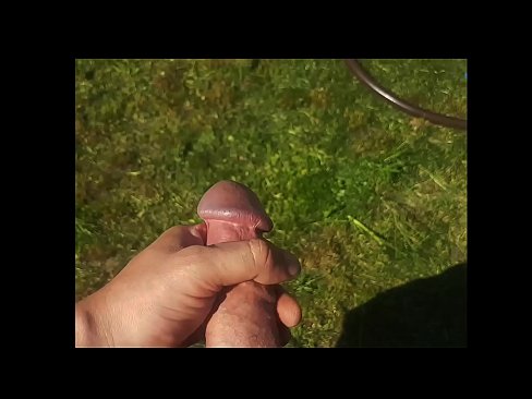 ❤️ Vroča lepotica dobi svojo rožnato pičko, ki jo jebe, in se zraven cmeri s curkom na poletnem vrtu ❤️❌ Super pornič na sl.zoomporno.ru ❌️